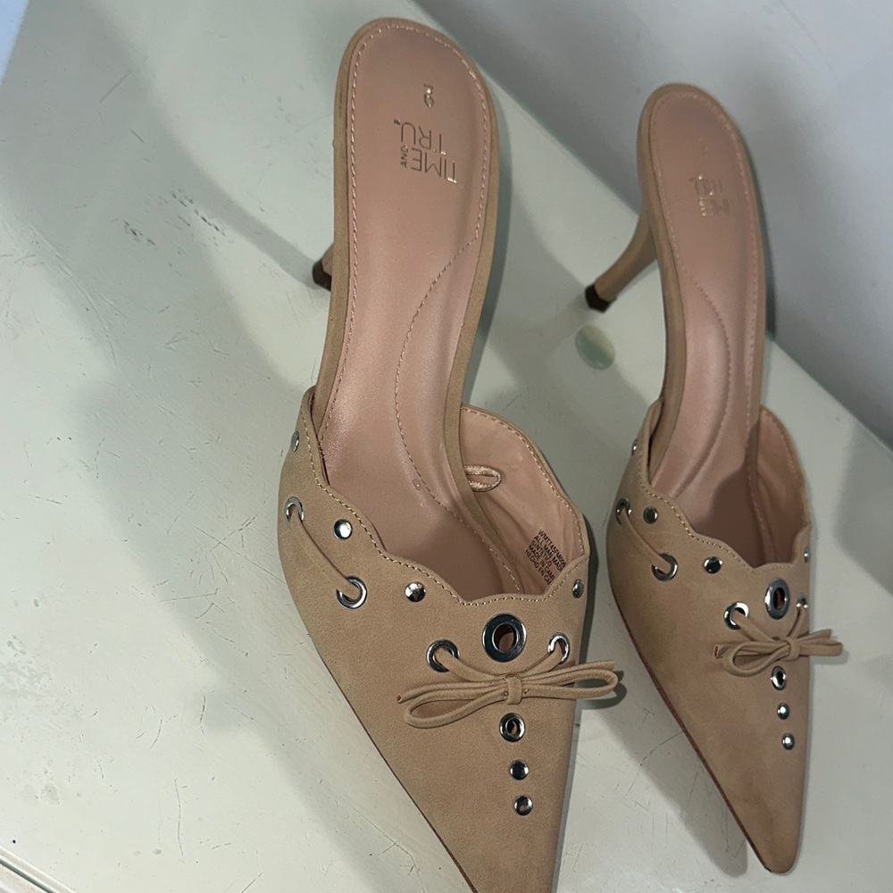 Time and Tru Tan Pointed Toe Mule Heels with Eyelet Bow Detail - Picture 1 of 4